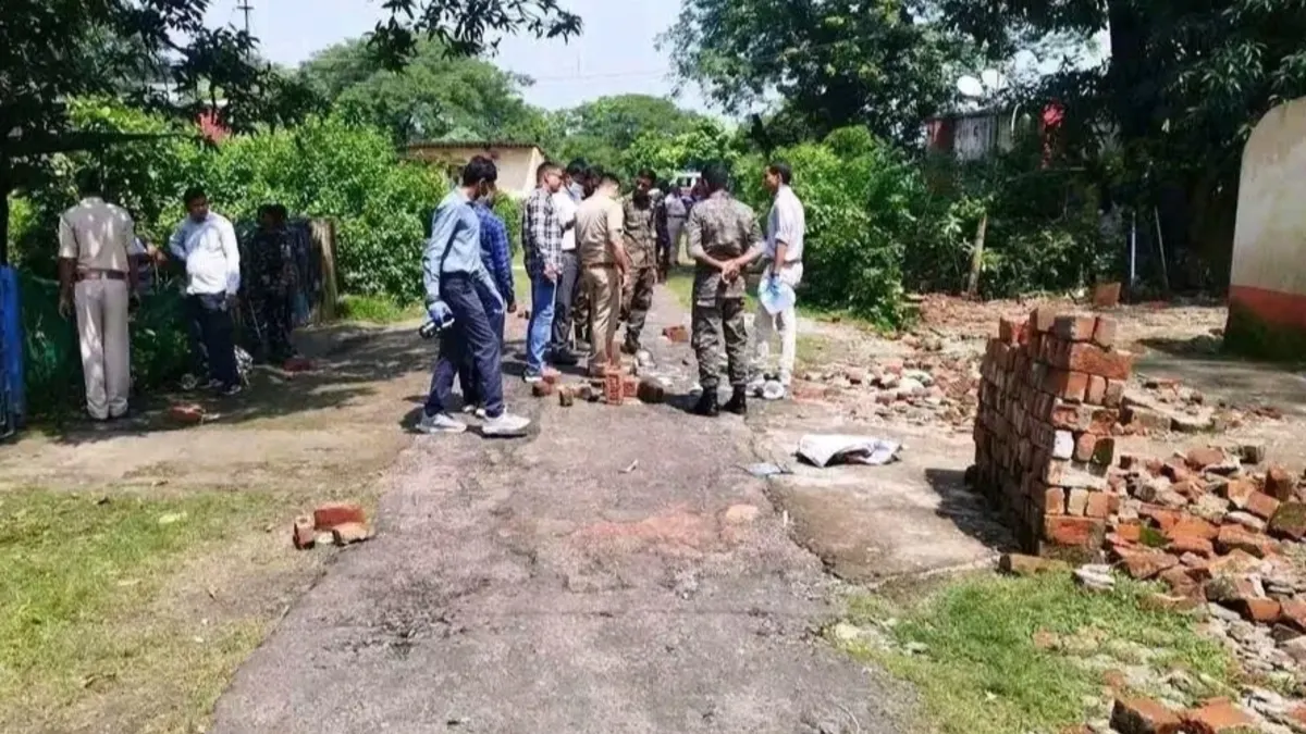 चंद्रपुरा में हुए दोहरे हत्याकांड के मामले में, एफएसएल की टीम घटनास्थल पर पहुंची और वैज्ञानिक साक्ष्यों का विश्लेषण शुरू किया।