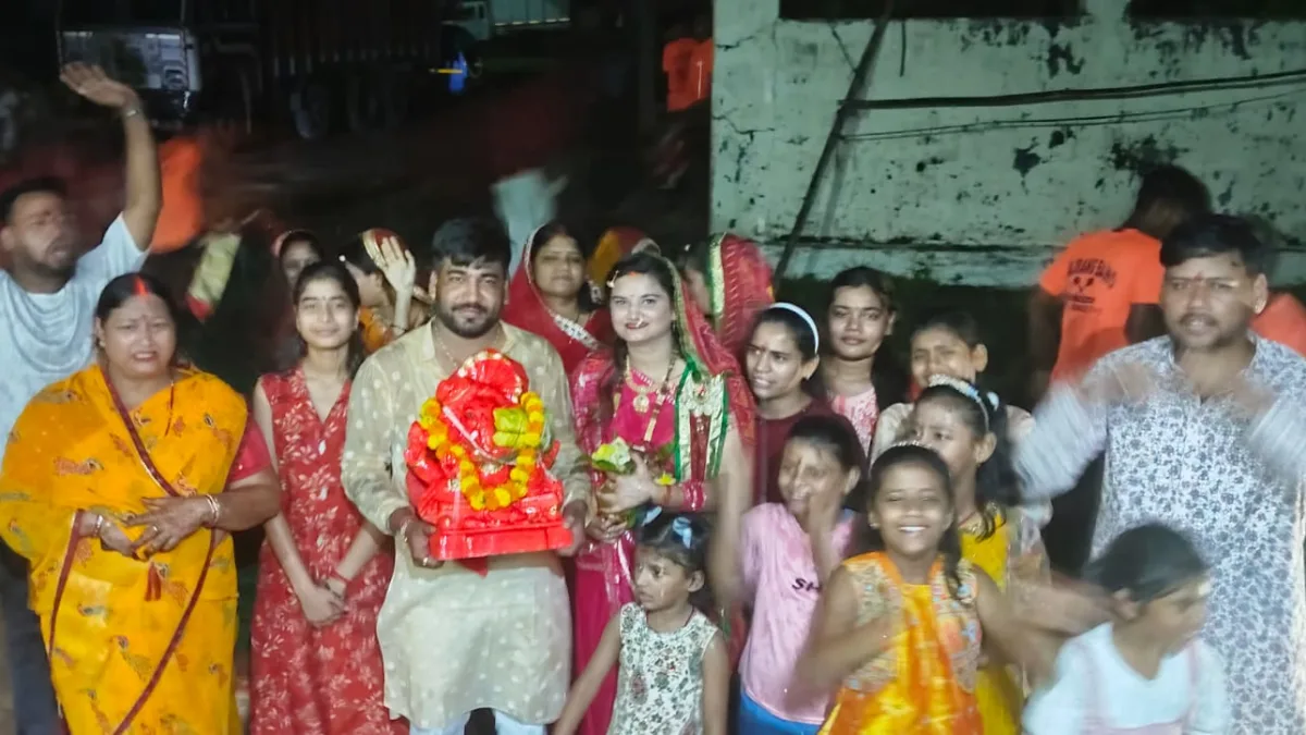 বাদ্যযন্ত্র ও শোভাযাত্রার মাধ্যমে ভগবান গণেশের মূর্তি বিসর্জন