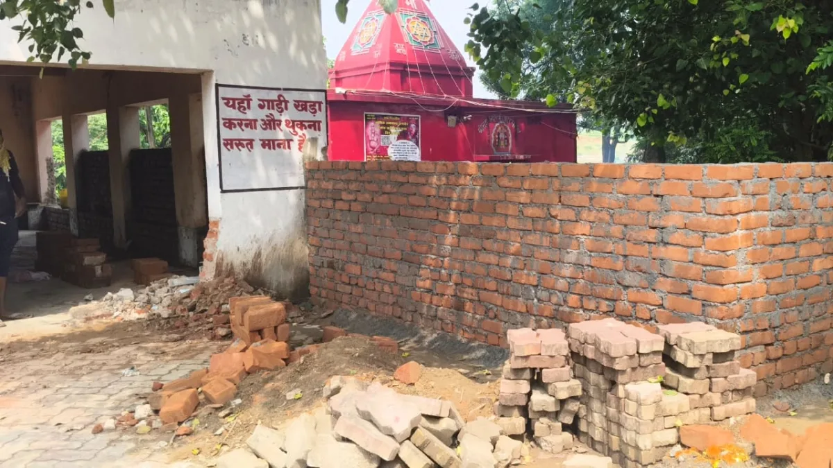 কাতরাস লিলোরি মন্দির শ্মশান ঘাটে পুলিশ বন্ধ করল অবৈধ নির্মাণ
