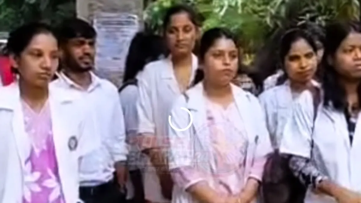 এসএনএমএমসিএইচ ধানবাদ: ৭ মাস ধরে বেতন বন্ধ, সিভিল সার্জন কার্যালয়ের সামনে ৫০ জন প্যারামেডিক্যাল শিক্ষার্থীর তীব্র বিক্ষোভ!