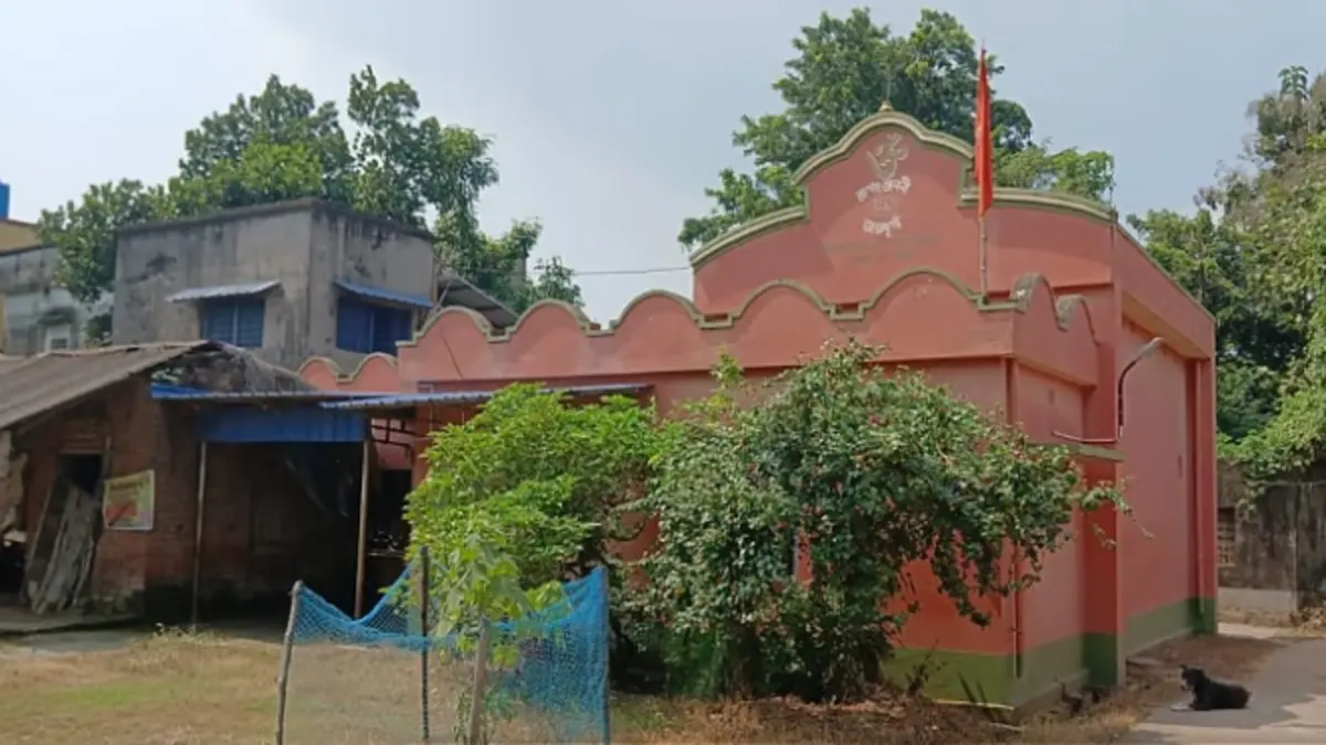 বৈকুণ্ঠপুরের বন্দ্যোপাধ্যায় বাড়িতে চার হাতের জয়দুর্গার একাকী পূজা, সবুজ রঙের মহিষাসুর