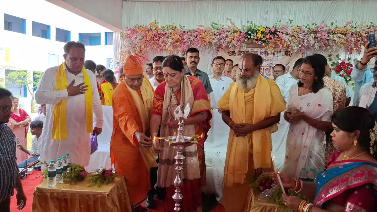 রানীগঞ্জের ঐতিহাসিক ওল্ড ইগাড়া হাই স্কুলের উন্নয়নের আশ্বাস দিলেন মন্ত্রী অগ্নিমিত্রা পাল