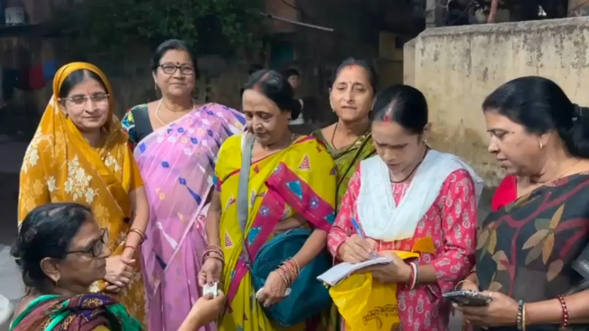 धनबाद के पुटकी श्रीनगर में सास ने शुरू की दुर्गा पूजा, बहुएं संभाल रहीं विरासत