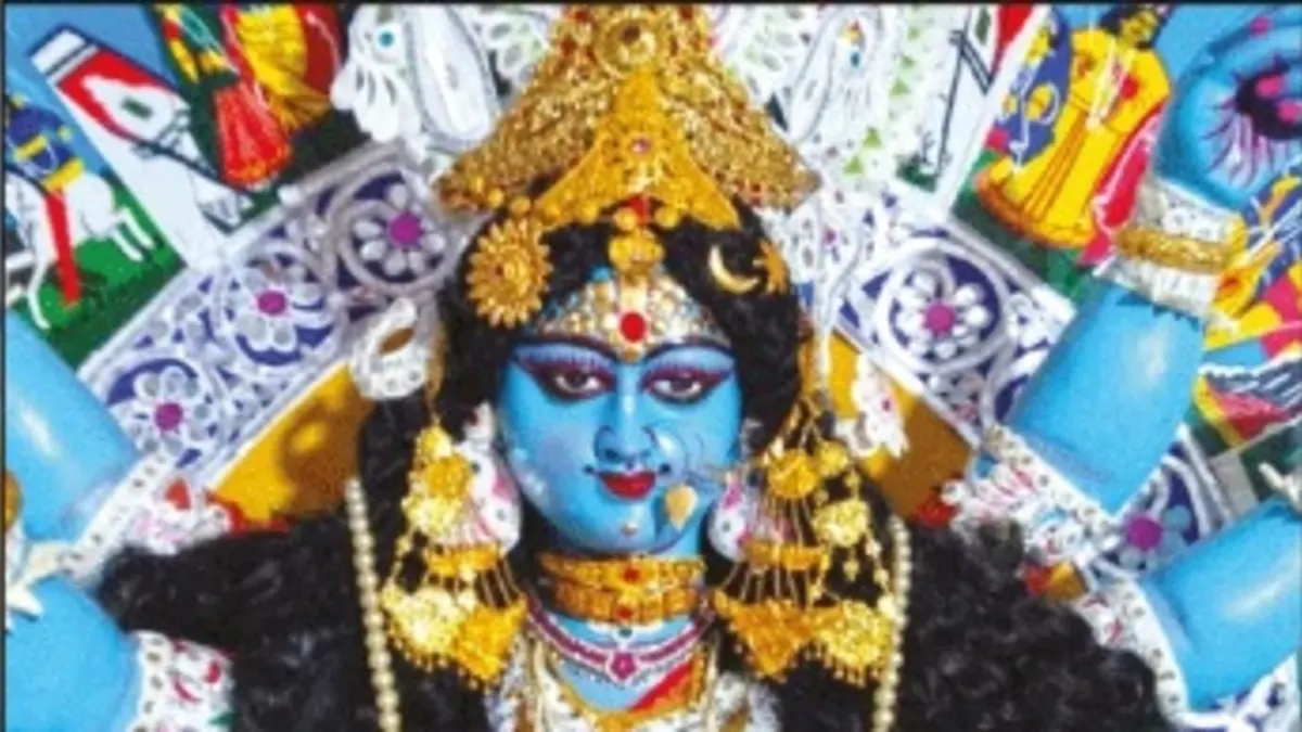 কৃষ্ণনগরে নীল রঙের দুর্গার পূজা করে আসছে চট্টোপাধ্যায় পরিবার