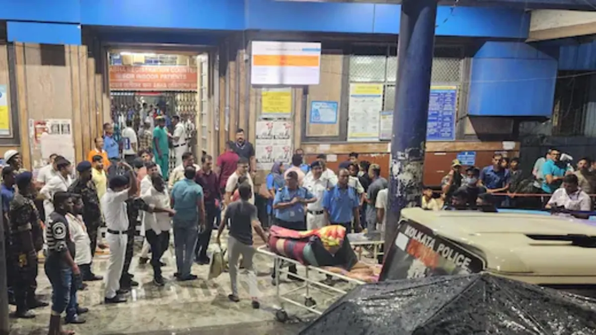 কলকাতার চোরবাগান সর্বজনীন দুর্গা পূজা মণ্ডপে পদপিষ্ট হয়ে ১৭ জনের মৃত্যু