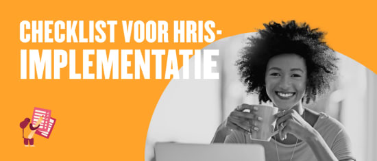 checklist voor HRIS-implementatie, vrouw met koffie, glimlachend, met checklist en kleuraccenten op oranje achtergrond