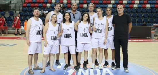 basketball_team_group_photo, players_in_uniforms_court_background