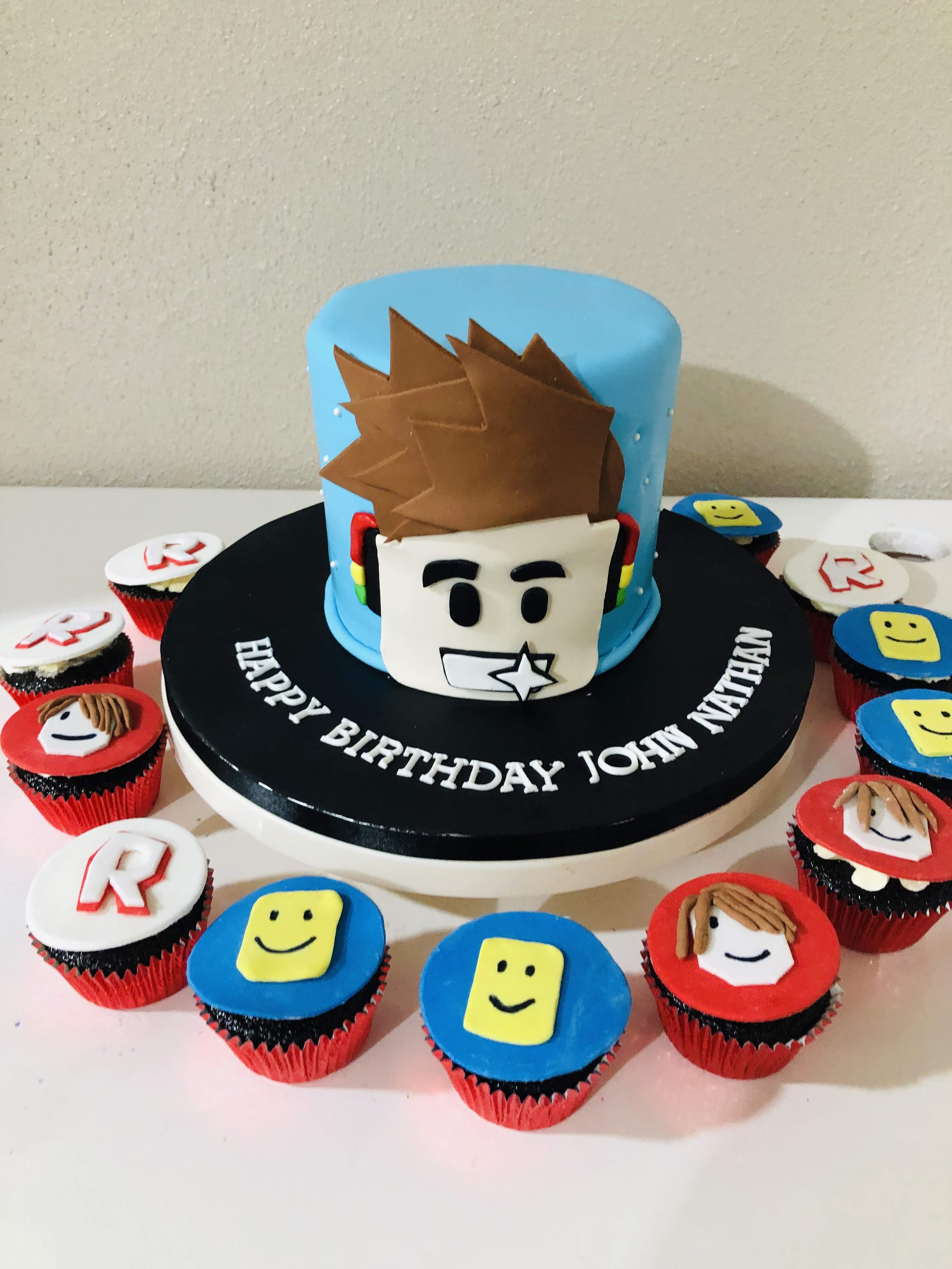 Custom Cake Small Roblox Charm S Cakes And Cupcakes - roblox cupcake