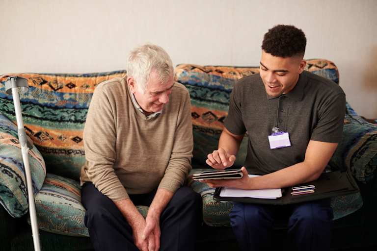 How to Become a Medical Social Worker in the Healthcare Industry