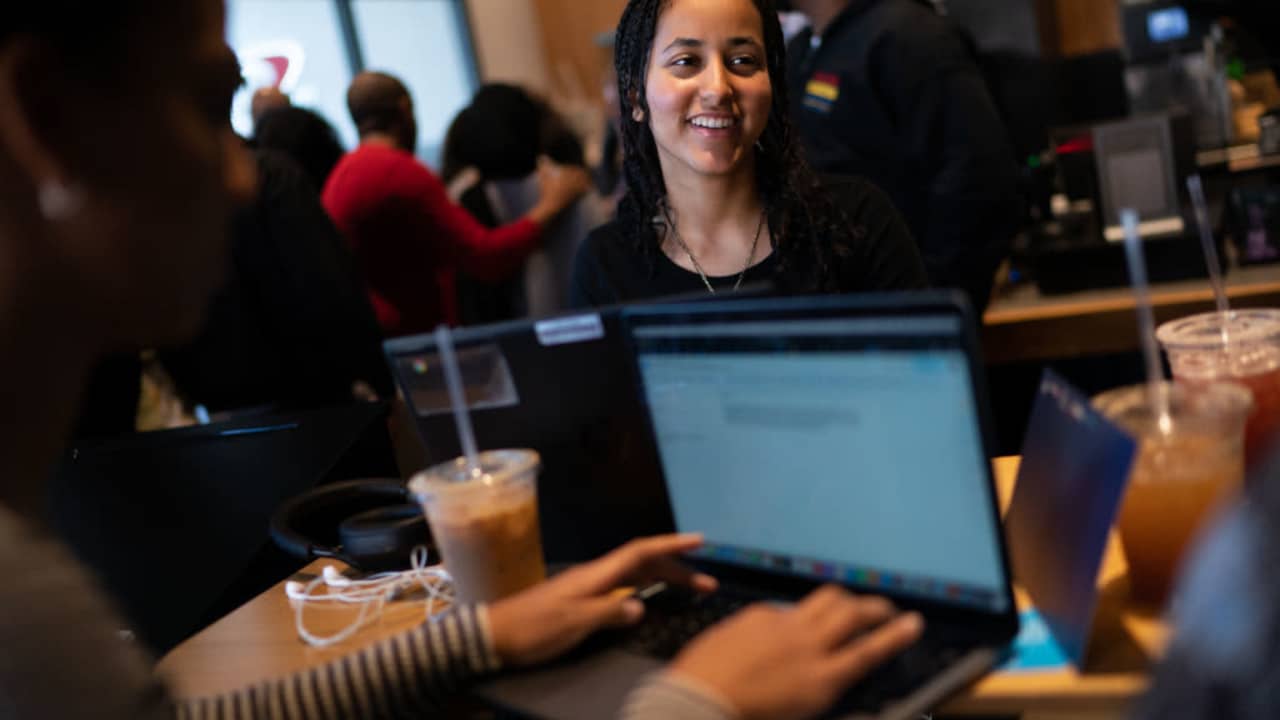 Students participate at free FAFSA workshop