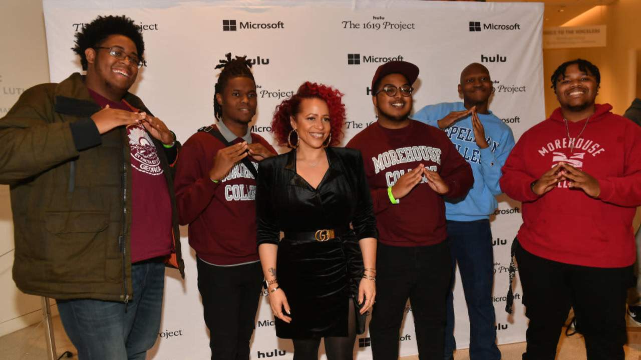 Nikole Hannah-Jones (C) poses with students from Morehouse College