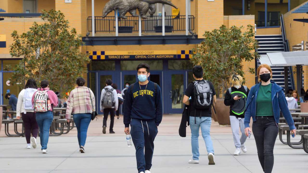 Irvine, CA - January 31: Students return to campus after a few weeks of online learning due to a COVID-19 surge at UCI in Irvine, CA, on Monday, January 31, 2022.