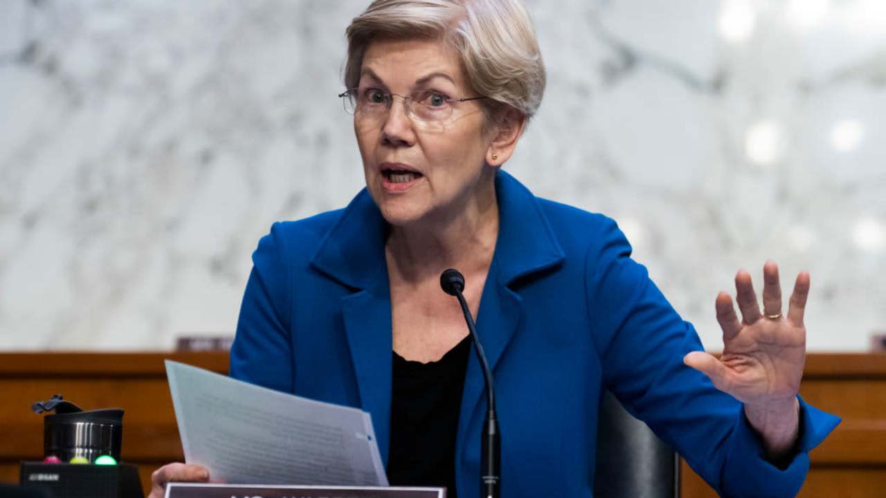 UNITED STATES - JUNE 21: Sen. Elizabeth Warren, D-Mass., questions Federal Reserve Chairman Jerome Powell during the Senate Banking, Housing, and Urban Affairs Committee hearing titled The Semiannual Monetary Policy Report to Congress, in Hart Building on Wednesday, June 22, 2022.