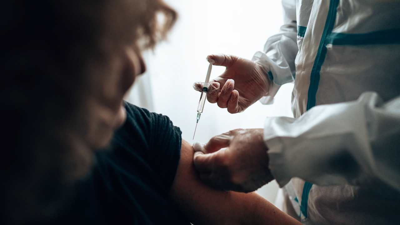 doctor doing the covid 19 vaccine at home for omicron variant
