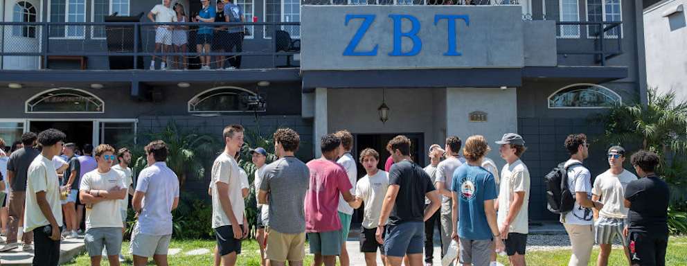 LOS ANGELES, CA -AUGUST 19, 2022:USC students are photographed in front of Zeta Beta Tau fraternity house located along USC fraternity row, 28th St. in Los Angeles, during the kick off of rush week. Several fraternities including Zeta Beta TAu formally severed ties with USC earlier this month. Now those frats have come together to form the University Park Interfraternity Council.