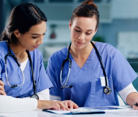 Experienced nurse mentoring new nurse