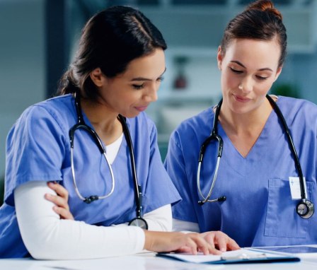 Experienced nurse mentoring new nurse