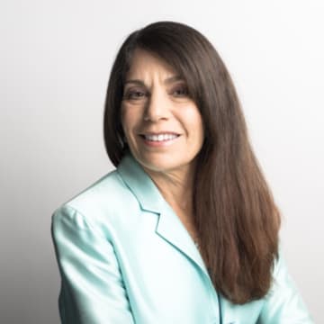 Portrait of Elisa Robyn