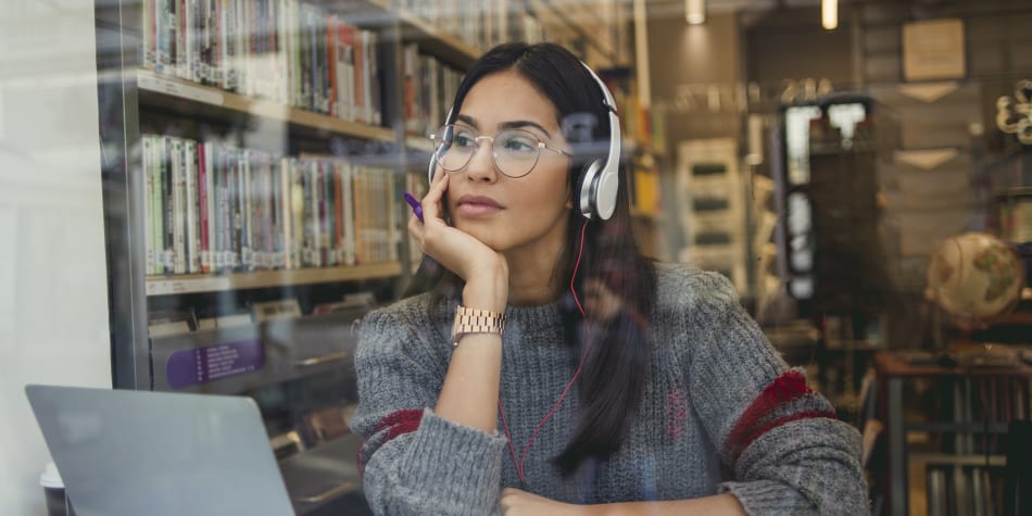 These top 15 podcasts for college students combine vibrant storytelling with insights on student life, real-world issues, and money.