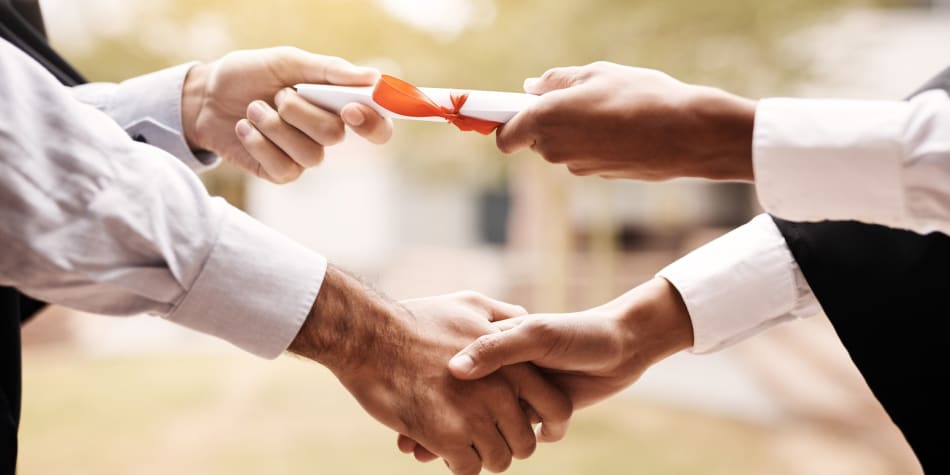 What is a dual degree and how hard is it to double major? This guide answers these questions and explores the benefits offered by these academic pathways.