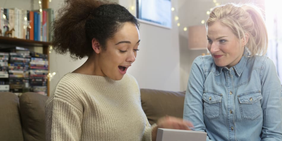 Having a hard time choosing a gift for a college student? BestColleges has compiled a list of the best cheap gifts for under $30.