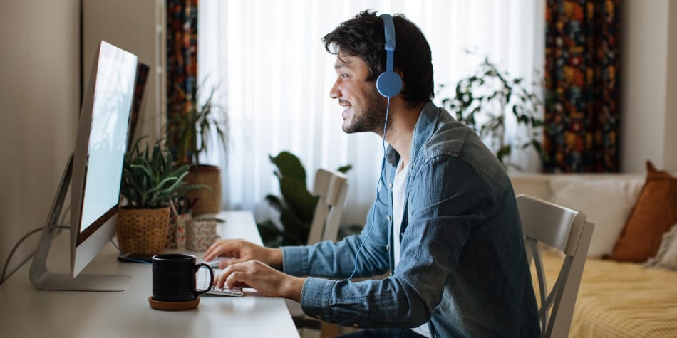 Online courses are becoming more common. This guide looks at the similarities, differences, and pros and cons of synchronous and asynchronous online learning.