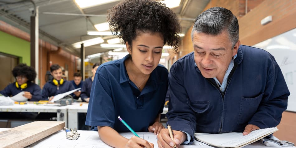 Explore the differences between a co-op vs. internship. Learn more about these programs and how students can choose the right one.