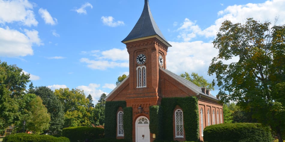 Many Washington and Lee University students, faculty, and alumni advocate for a name change to end the school's association with a Confederate general.