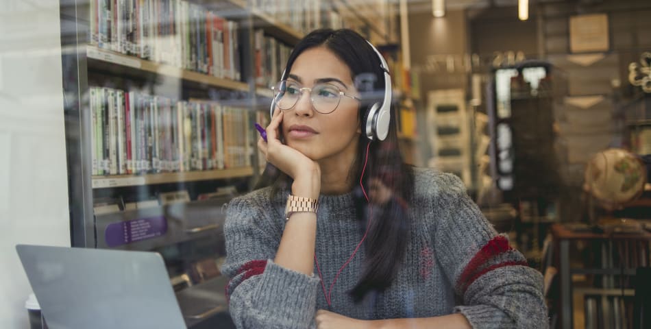 These top 15 podcasts for college students combine vibrant storytelling with insights on student life, real-world issues, and money.