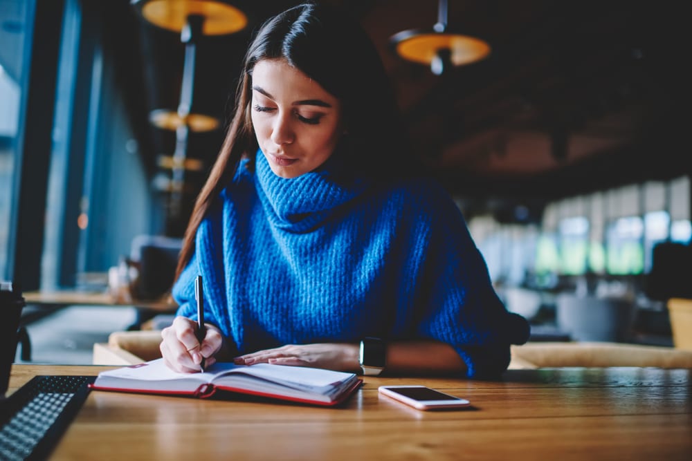 Should I Go to College Online or On Campus? Here’s How to Decide