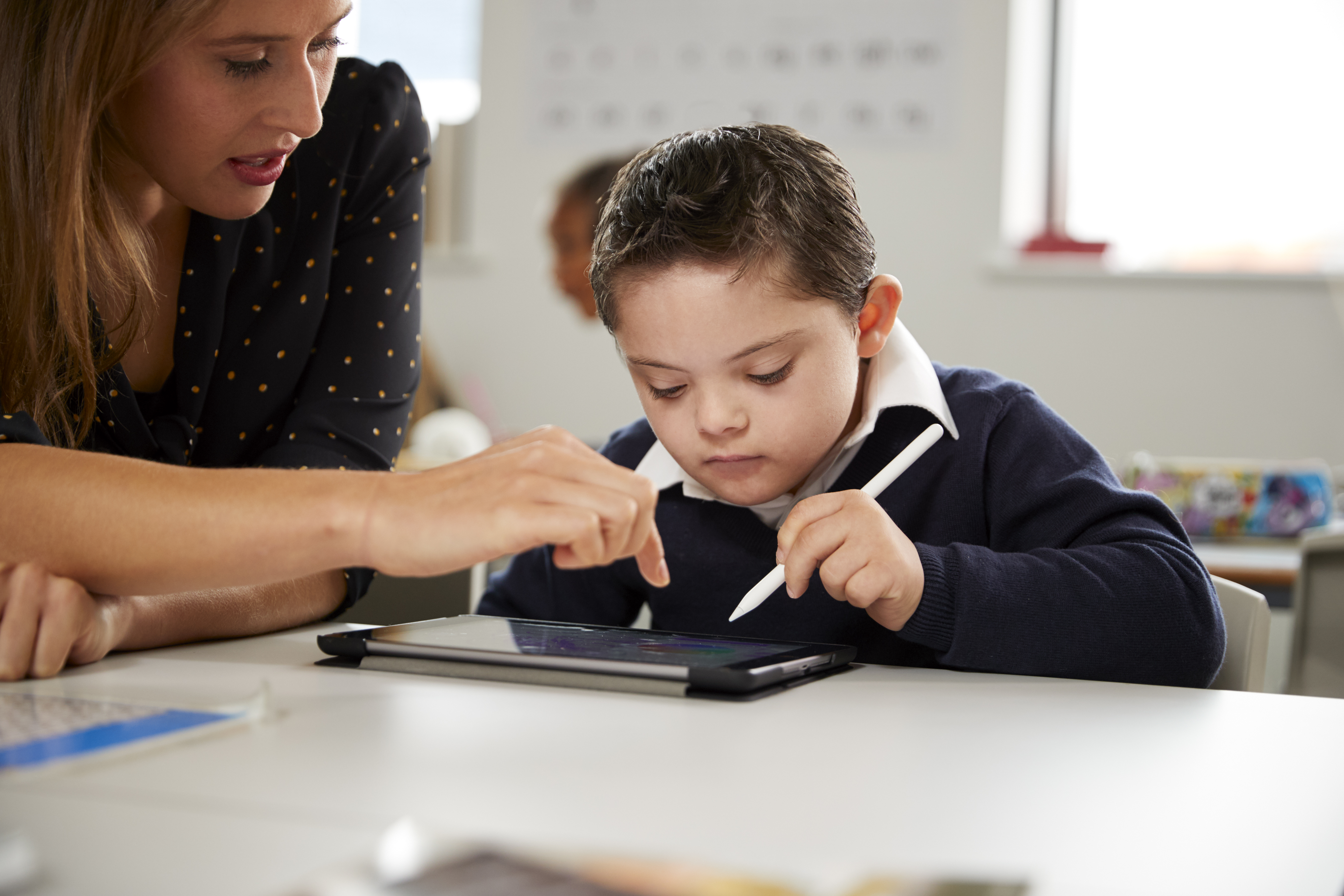 Special educational. Ребенок за партой с планшетом. Школьник с планшетом. Ученик с планшетом. Школьник с планшетом за столом.