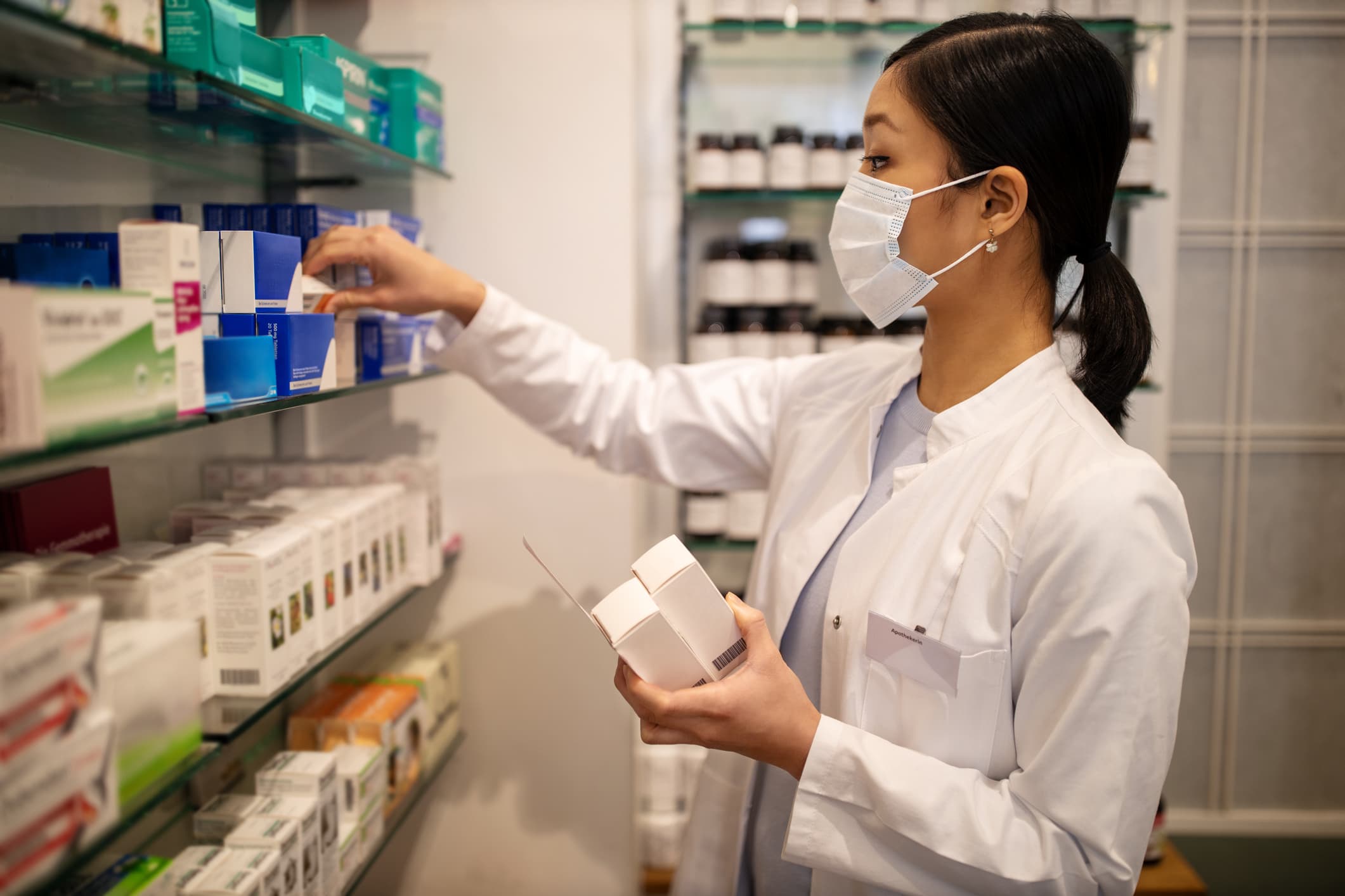 Pharmacy Technician vs. Pharmacy Assistant | BestColleges