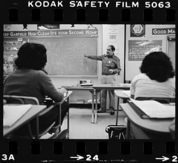 Jaime Escalante teaches a class at Garfield High School in Los Angeles (Calif.)