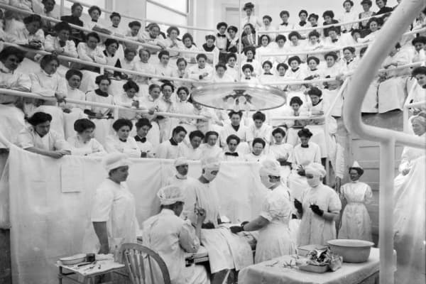 Students observe a dissection at the Woman's Hospital of Philadelphia in 1911.
