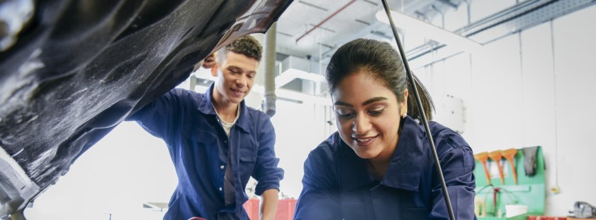 What to Know About Being an Auto Mechanic