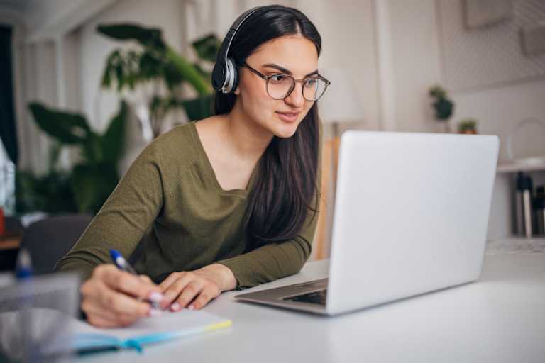 Student listening to lecture online at home