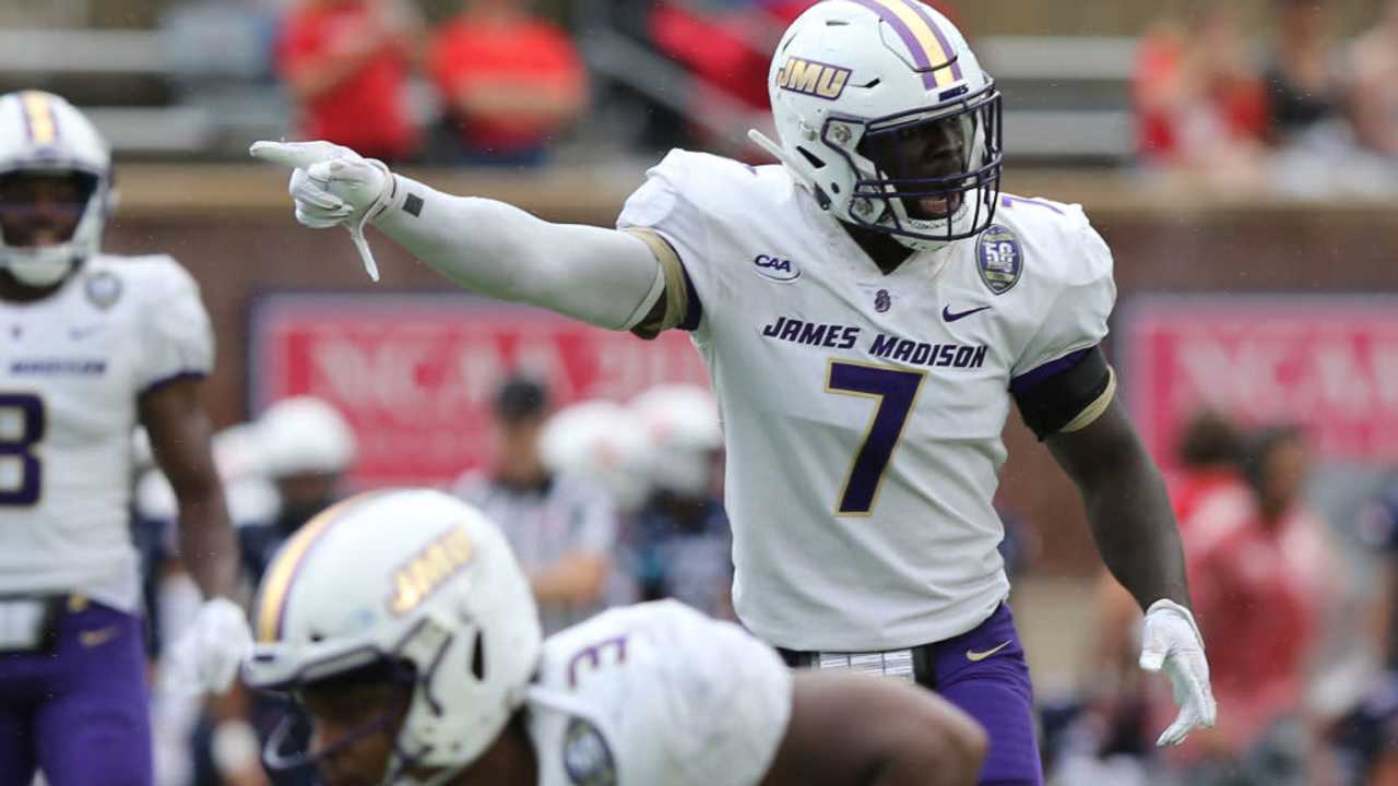 James Madison Dukes linebacker Kelvin Azanama (7) points into the backfield during a game between the James Madison Dukes and the Richmond Spiders on October 16, 2021