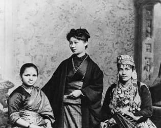 A black and white photo of Anandi Gopal Joshi sitting with two other female doctors from other countries.