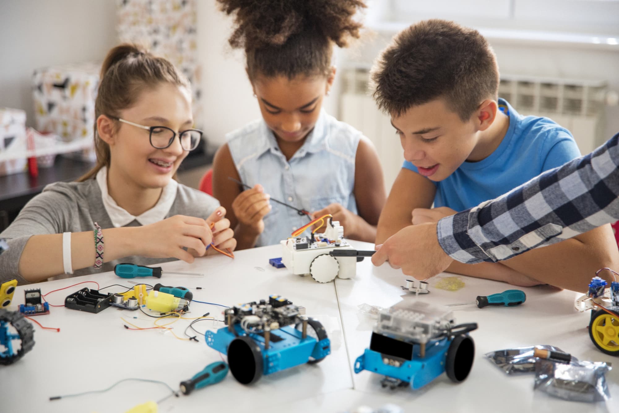 https://res.cloudinary.com/highereducation/images/f_auto%2Cq_auto/v1662988041/ComputerScience.org/Kids-happy-building-robot-cars/Kids-happy-building-robot-cars.jpg?_i=AA