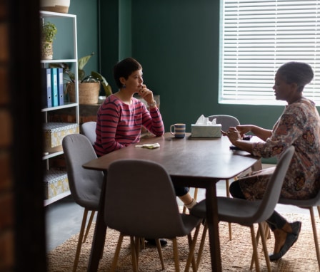 Psychologist speaking to woman