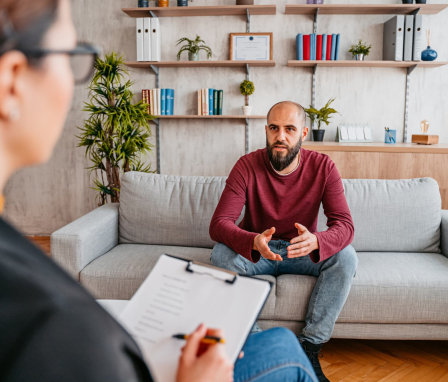 Forensic psychologist talking to client