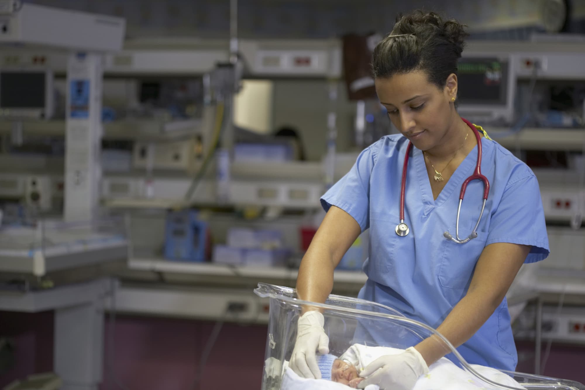 How To Become a Neonatal Nurse (Education & 2024 Salary)