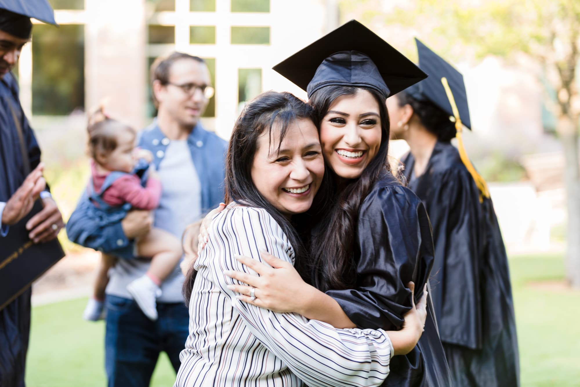 https://res.cloudinary.com/highereducation/images/f_auto,q_auto/v1685973572/NurseJournal.org/Nursing-student-graduating-college-family-hugging/Nursing-student-graduating-college-family-hugging.jpg?_i=AA