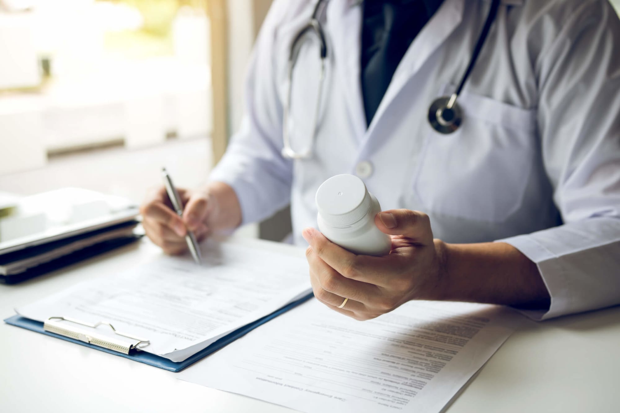 Can Nurse Practitioners Prescribe Medication? | NurseJournal.org