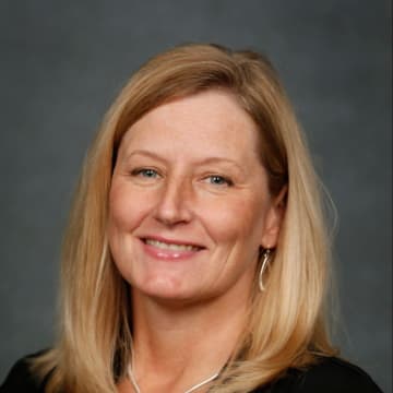Portrait of Rhonda Lesley
