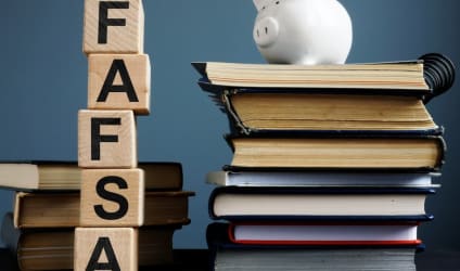 Card Thumbnail - Guía para estudiantes sobre ayuda financiera y FAFSA