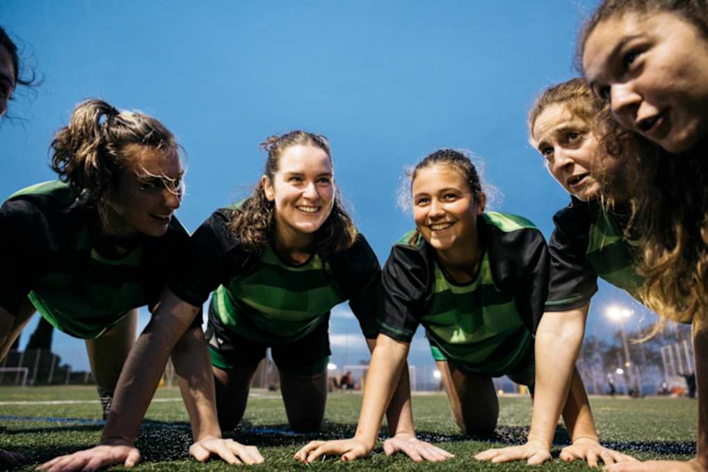 Women rugby players in a huddle