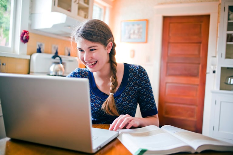 How to Find Scholarships for College Students: Top 12 Resources