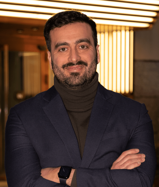 Porträtt av Adam Keivandarian