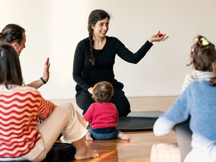 Donne durante laboratorio teatrale per bambini